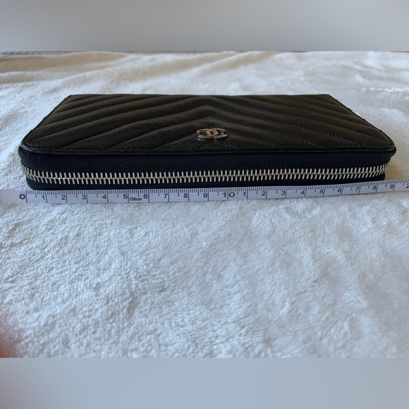 CHANEL long zipped wallet - chevron - Picture 15 of 16